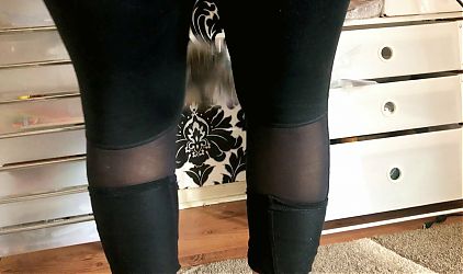 Sexy wife flashes her hot buttcrack